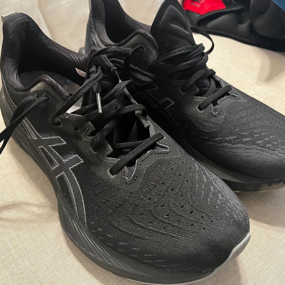 Asics Novablast 4 (size 12D) Black